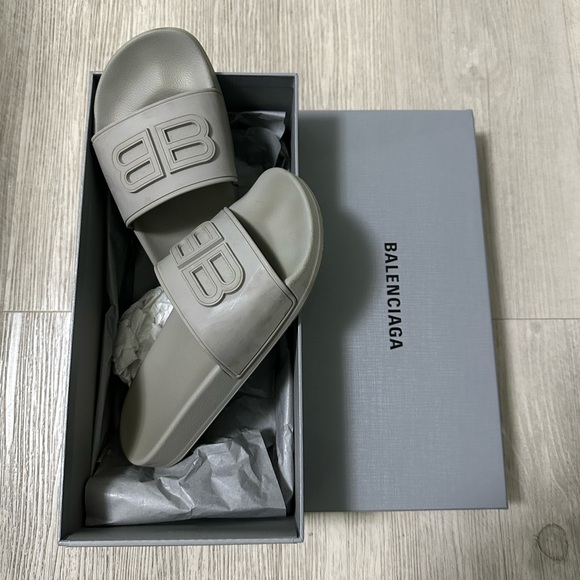 Balenciaga slides in light gray - Picture 1 of 7